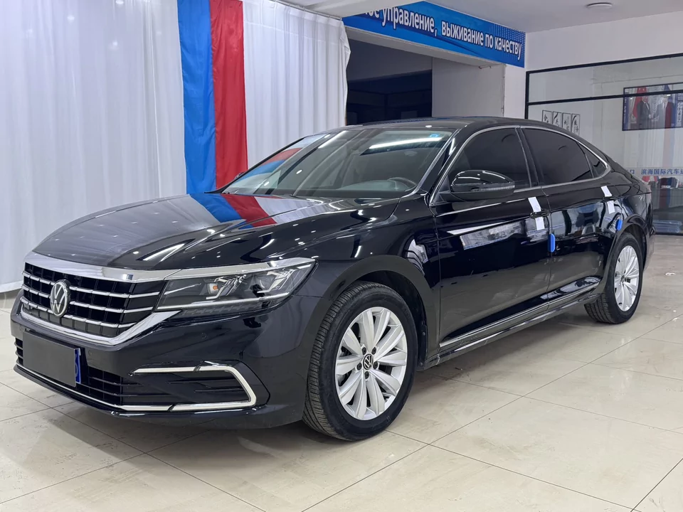 Автомобиль Volkswagen Passat — основное фото